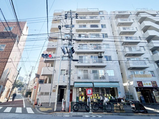 【外観】 | 手入れの行き届いた外壁やエントランスなど、「見ればわかる」レベルで清潔感を保ったマンションです。築年数を感じさせない姿で皆様をお出迎えします。～即日のご見学可能～　お問合せはお気軽にどうぞ。