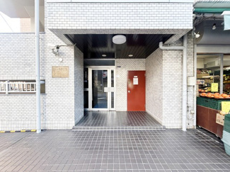 【エントランス】 | お客様を、そして住人を出迎えてくれるマンションのエントランス。ゴミが落ちていないことからも、管理状態の良さや住民の節度の高さが見て取れます。～即日のご見学可能～　お問合せはお気軽にどうぞ。