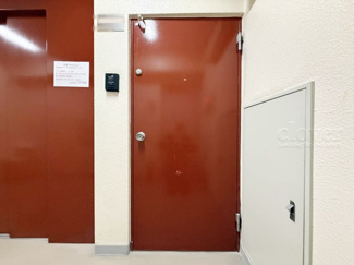 【その他共用部分】 | 皆様をお迎えする、お部屋の玄関ドア。開けやすさや開放角度、ドアノブの操作しやすさや鍵の形状などを、現地で一度ご確認ください。～即日のご見学可能～　お問合せはお気軽にどうぞ。