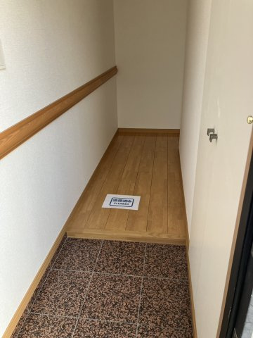 クレストハウス　三軒茶屋エリア　ロフト　緑道沿いの玄関