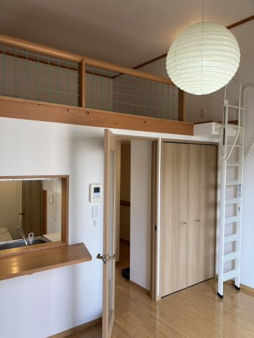 クレストハウス　三軒茶屋エリア　ロフト　緑道沿いの内装