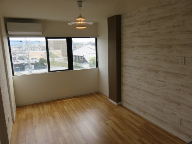 京都市伏見区竹田北三ツ杭町の賃貸マンションの居間・リビング