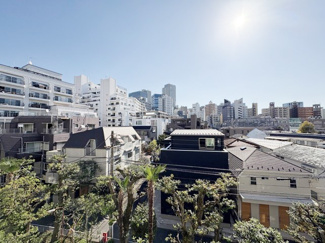 【展望】 | 眼前に広がる空の雄大さと、このお部屋の自慢の一つである「眺望」をご覧ください。毎日、この景色を独り占めできる新生活に夢が広がります。～即日のご見学可能～　お問合せはお気軽にどうぞ。
