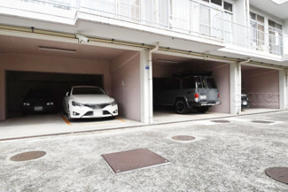 【駐車場】 | マンションの駐車場スペース。空きの有無や駐車料金、サイズ規定などについては、改めてお問い合わせください。～即日のご見学可能～　お問合せはお気軽にどうぞ。