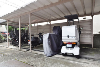 【駐車場】 | バイク置き場。空き区画の有無や駐輪料金、サイズおよび排気量規定などについては、改めてお問い合わせください。～即日のご見学可能～　お問合せはお気軽にどうぞ。