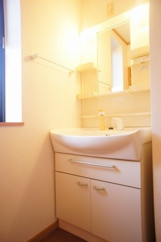 ブライトの洗面所|ゆったりとスペースのある洗面所