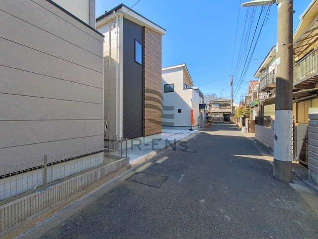 【前面道路含む現地写真】 | 練馬区大泉学園町４丁目　新築戸建て　２号棟 | 見通しもよく落ち着いた住宅街で、ゆったり過ごせる住環境