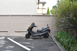 【駐車場】 | バイク置き場。空き区画の有無や駐輪料金、サイズおよび排気量規定などについては、改めてお問い合わせください。～即日のご見学可能～　お問合せはお気軽にどうぞ。
