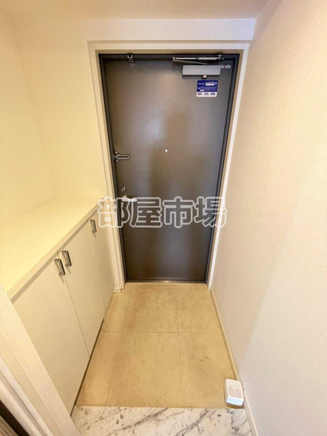 レジディア南千住の玄関