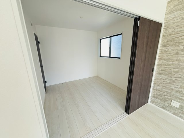GRAFARE高浜市神明町2期｜名古屋市の戸建ならホームアップの洋室|リビング横4.5帖の洋室はキッズルームとしても◎