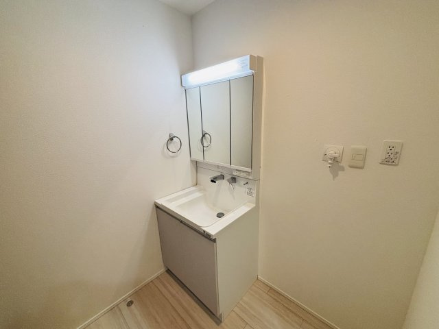 GRAFARE高浜市神明町2期｜名古屋市の戸建ならホームアップの独立洗面台|三面鏡で朝の身支度に最適