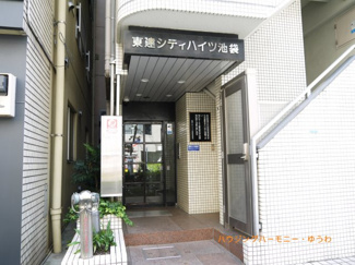 【エントランス】 | 重厚感溢れるエントランスは、マンションの優雅さを示す特徴でもあります。