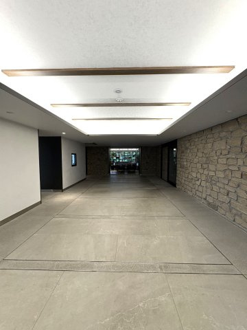 The Seaside Residence– 海辺の静寂と上質が調和するレジデンス –のエントランス