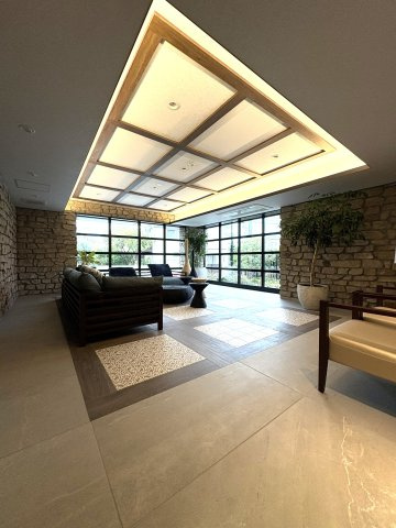 The Seaside Residence– 海辺の静寂と上質が調和するレジデンス –のエントランス