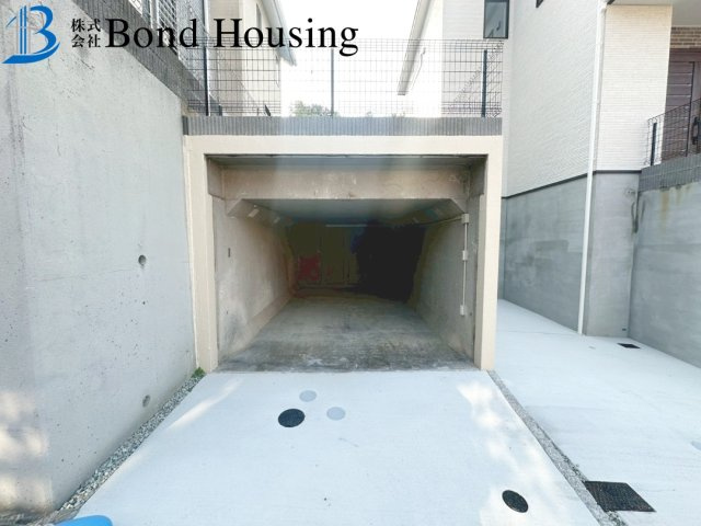 50坪以上で広々　つつじが丘1丁目　新築限定1棟の駐車場