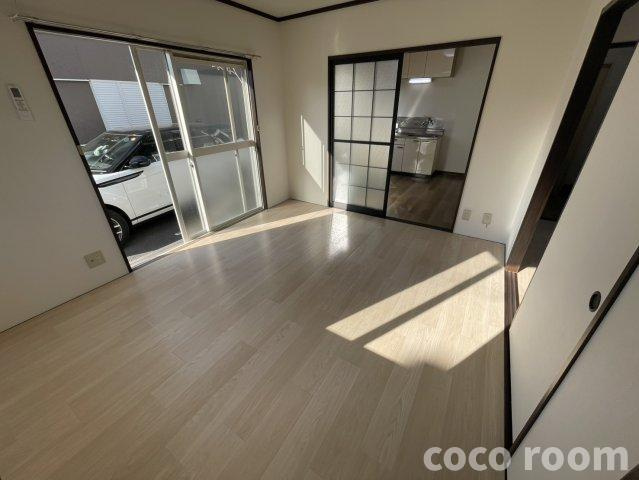 フレグランスにしがたBの居間・リビング