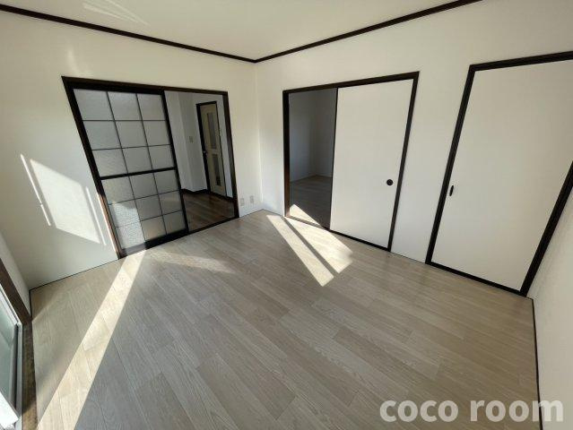 フレグランスにしがたBの居間・リビング