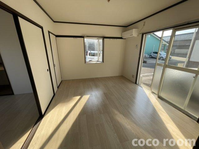 フレグランスにしがたBの居間・リビング