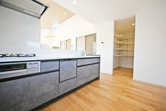 グランエスポワール中野北【全19区画】のキッチン|キッチンスペースは、食器棚や冷蔵庫を設置しても余裕の広さ。お料理中でも複数の人が余裕ですれ違えます。