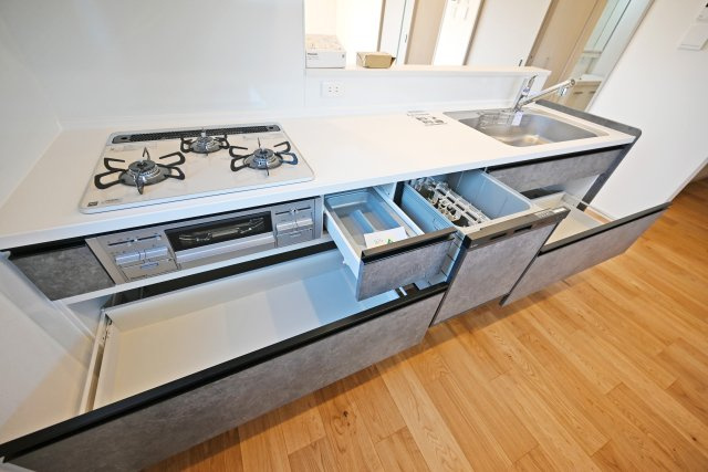 グランエスポワール中野北【全19区画】のキッチン|キッチン下の収納スペースには、大きなお鍋やフライパンのような調理器具もスッポリ入ります。又、食後の面倒な片付けも食洗機があれば楽ちんですね。