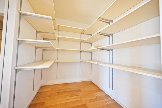 グランエスポワール中野北【全19区画】の収納|キッチン横のパントリーです。お米のような食材や買い置きの調味料等はもちろん、掃除機のようなもの大きなものまで収納できます。