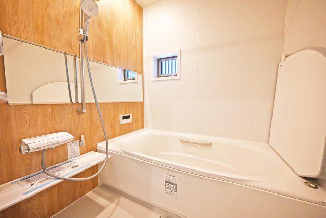 グランエスポワール中野北【全19区画】の浴室|足をゆっくりのばしてゆっくりできるサイズの浴槽で一日の疲れを癒したら、ぐっすり眠れそうです。