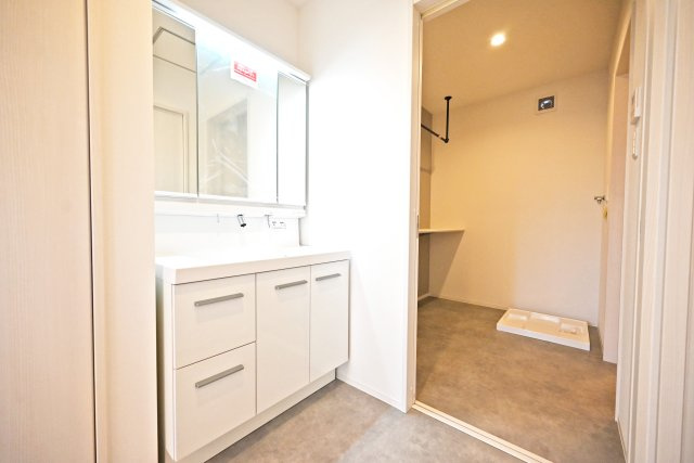 グランエスポワール中野北【全19区画】の独立洗面台|三面鏡裏の収納スペースにはスキンケア化粧品や整髪料などの小物を収納。洗面ボウル下の引き出しにはタオルや洗剤等をキレイに収納し、洗面台周りをキレイに保てます。