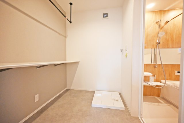 グランエスポワール中野北【全19区画】のランドリースペース|ランドリールームになります。洗濯物を畳んだり、衣類を片付けたり、効率的な家事を行うのに便利な空間です。