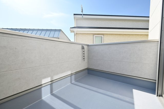 グランエスポワール中野北【全19区画】のバルコニー|ワイドタイプのリビングに面したバルコニーです。川に面しており光を遮るものがないので非常に陽当たり良好な空間です。天気のいい日にのんびりしてみるのも◎