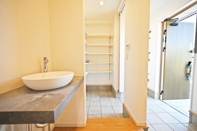 グランエスポワール中野北【全19区画】の玄関|玄関には土間続きのシューズインクローゼットあり。収納力豊富な空間なので玄関周りをスッキリと片付け出来ます。又、玄関に手洗いもあるので部屋に入る前にキレイに消毒できるのもうれしいです。