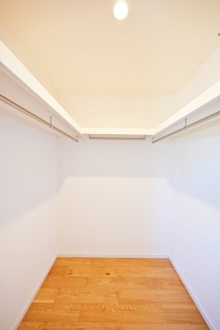 グランエスポワール中野北【全19区画】の収納|ウォークインクローゼット。衣類や季節ものはもちろん、趣味のアイテムもスッポリ収納できます。