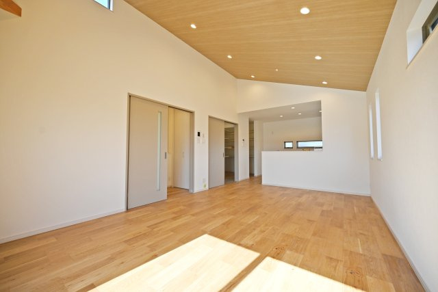 グランエスポワール中野北【全19区画】の居間・リビング|リビング側からキッチンに向かって撮影した写真です。お料理をしている様子が見えるので、お子さんとの会話も弾みそうですね。