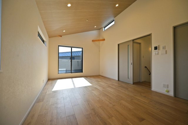 グランエスポワール中野北【全19区画】の居間・リビング|バルコニーに面して大きく開いた窓から自然光が差し込む空間です。家族の笑い声が聞こえてきそうな雰囲気がありますね。