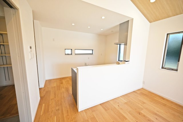 グランエスポワール中野北【全19区画】のキッチン|オープンタイプの対面式キッチンは、お料理中でも家族との会話が途切れることがないのが◎