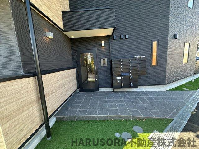大東市南津の辺町１棟マンションのエントランス
