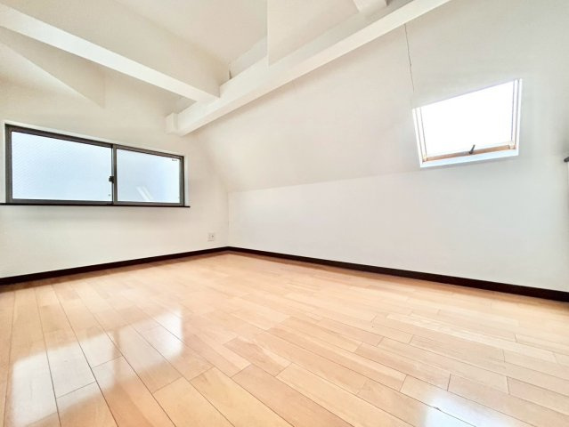 豊島区目白5丁目　中古戸建の洋室|勾配天井を採用しているため、より一層の開放感を感じることができます。

現地ご見学希望・資料請求などお気軽にお問い合わせ下さい！
03-5990-5201