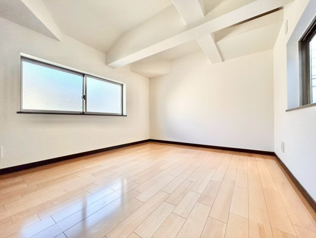 豊島区目白5丁目　中古戸建の洋室|白を基調としたお部屋は光を反射するため、お部屋が明るく美しく見えますね！

現地ご見学希望・資料請求などお気軽にお問い合わせ下さい！
03-5990-5201