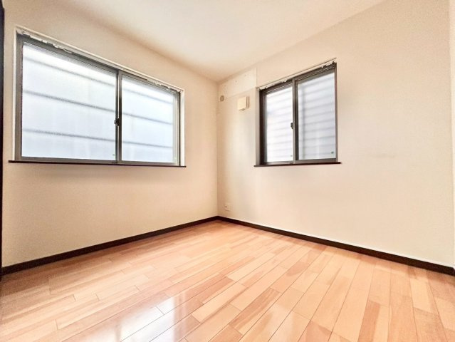 豊島区目白5丁目　中古戸建の洋室|2面採光のため、通風や採光性を高めてくれます。明るく開放的で快適な居住空間を実現！

現地ご見学希望・資料請求などお気軽にお問い合わせ下さい！
03-5990-5201