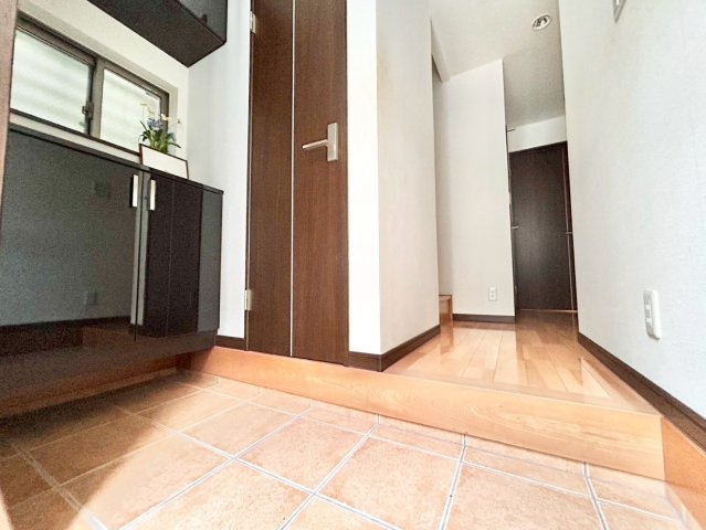 豊島区目白5丁目　中古戸建の玄関|玄関横にはシューズボックスがついているため、片付いた玄関がキープできます！

現地ご見学希望・資料請求などお気軽にお問い合わせ下さい！
03-5990-5201