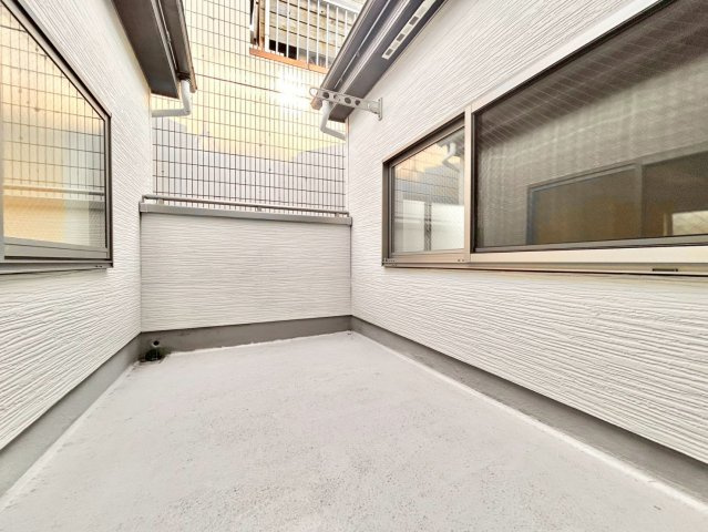 豊島区目白5丁目　中古戸建のバルコニー|朝の澄んだ空気や、夕方の清々しい風を五感で感じられるバルコニー！

現地ご見学希望・資料請求などお気軽にお問い合わせ下さい！
03-5990-5201