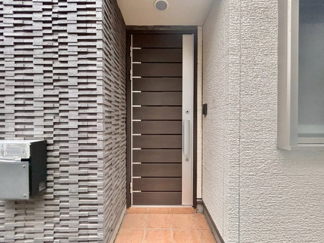 豊島区目白5丁目　中古戸建の玄関|住む人や訪れる人を心地よく迎え入れてくれる玄関。

現地ご見学希望・資料請求などお気軽にお問い合わせ下さい！
03-5990-5201