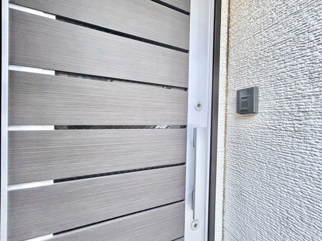 豊島区目白5丁目　中古戸建の玄関|お子様のお留守番時にも安心なモニター付きインターホン！

現地ご見学希望・資料請求などお気軽にお問い合わせ下さい！
03-5990-5201