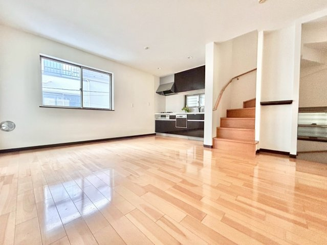 豊島区目白5丁目　中古戸建の居間・リビング|2階リビングは外からの視線が気にならない、寛ぎのプライベート空間！

現地ご見学希望・資料請求などお気軽にお問い合わせ下さい！
03-5990-5201