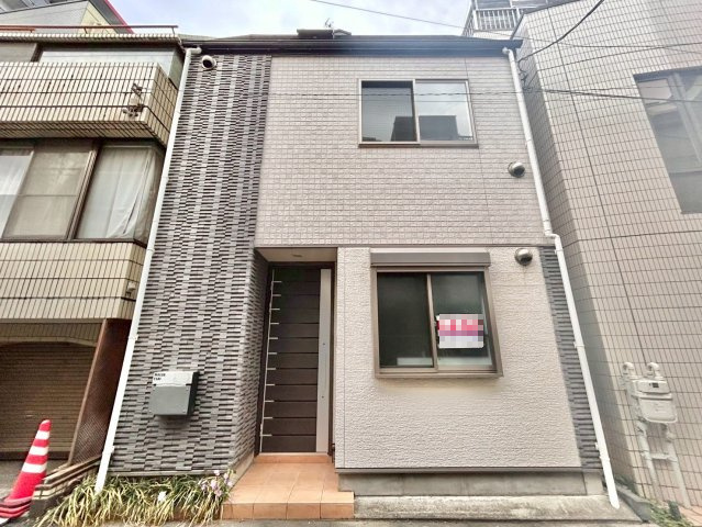 豊島区目白5丁目　中古戸建の外観|迫力のあるシックな外観が特徴の邸宅。

現地ご見学希望・資料請求などお気軽にお問い合わせ下さい！
03-5990-5201
