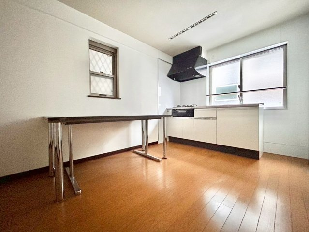 豊島区目白5丁目　中古戸建の居間・リビング|ご家族が自然と集まり会話が弾む、笑顔を育む明るい居住空間です。

現地ご見学希望・資料請求などお気軽にお問い合わせ下さい！
03-5990-5201