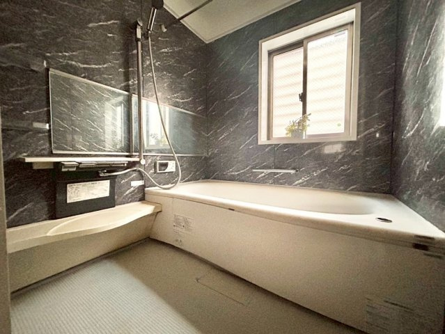 豊島区目白5丁目　中古戸建の浴室|追い焚き機能付きのため、帰りが遅くなった日にも温かい湯船に浸かって疲れを癒すことができます。

現地ご見学希望・資料請求などお気軽にお問い合わせ下さい！
03-5990-5201