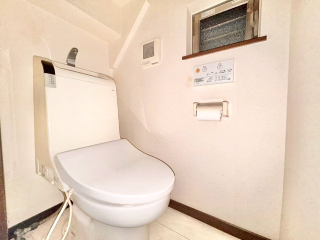 豊島区目白5丁目　中古戸建のトイレ|ウォシュレット付きのトイレはいつも快適！

現地ご見学希望・資料請求などお気軽にお問い合わせ下さい！
03-5990-5201
