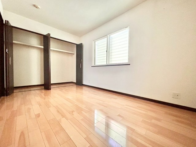 豊島区目白5丁目　中古戸建の洋室|木目調で落ち着いた雰囲気の内装は、どんなインテリアにも合わせやすいデザイン。

現地ご見学希望・資料請求などお気軽にお問い合わせ下さい！
03-5990-5201