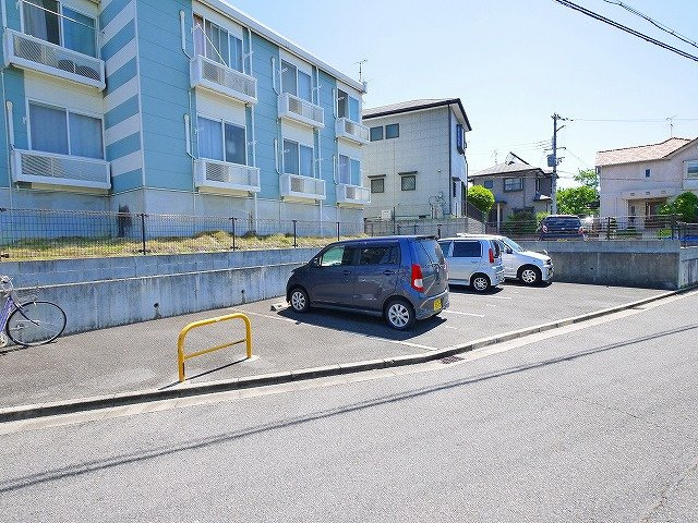 レオパレスＳＨＯＷの駐車場|車をお持ちの方に嬉しい駐車場付きの物件です