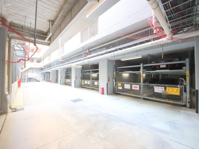 生駒市北新町の賃貸マンションの駐車場